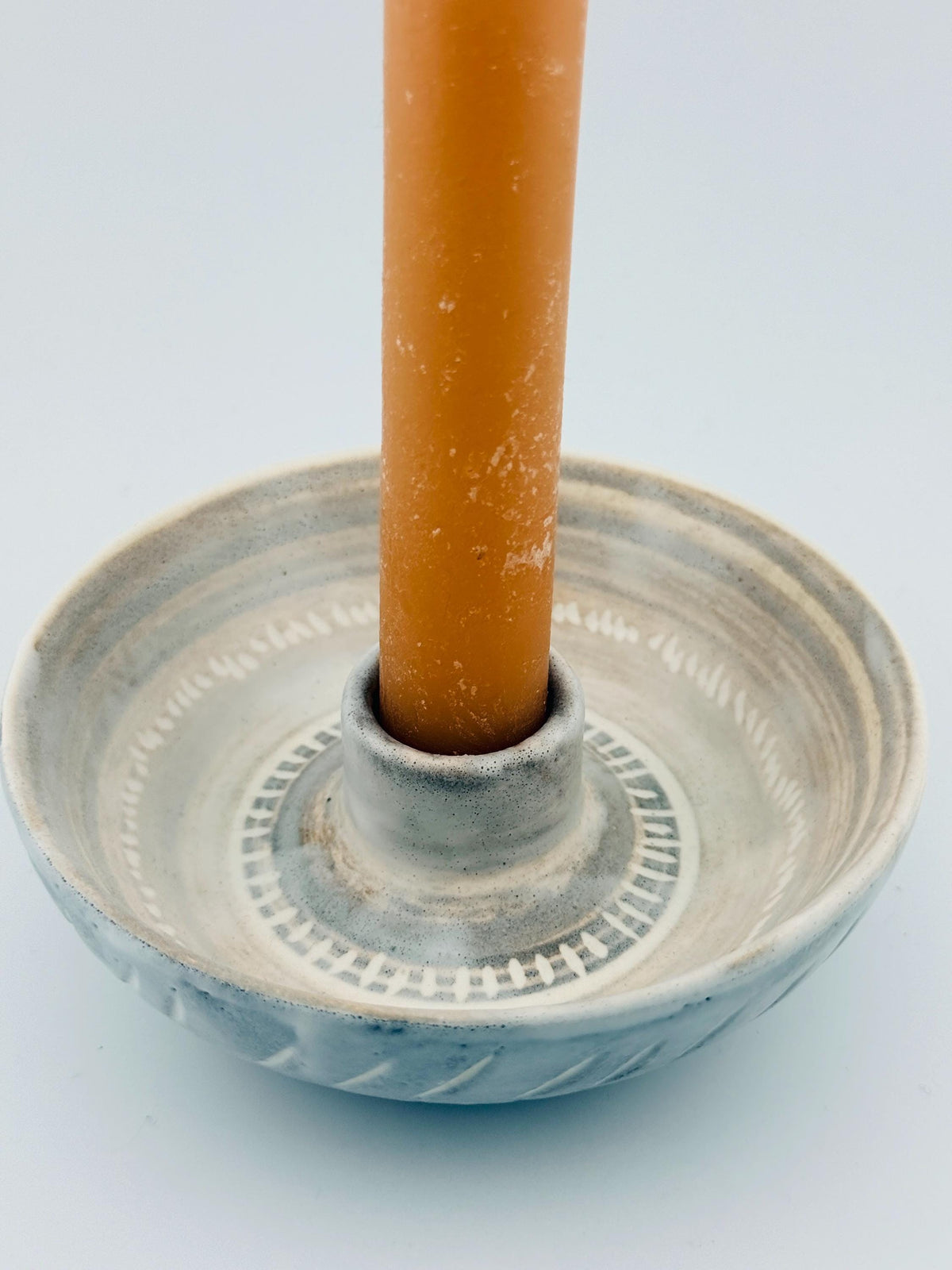 Bougeoir blanc en céramique avec décor gravé, vue 5 sur 10, pièce artisanale façonnée à la main par Terresme.