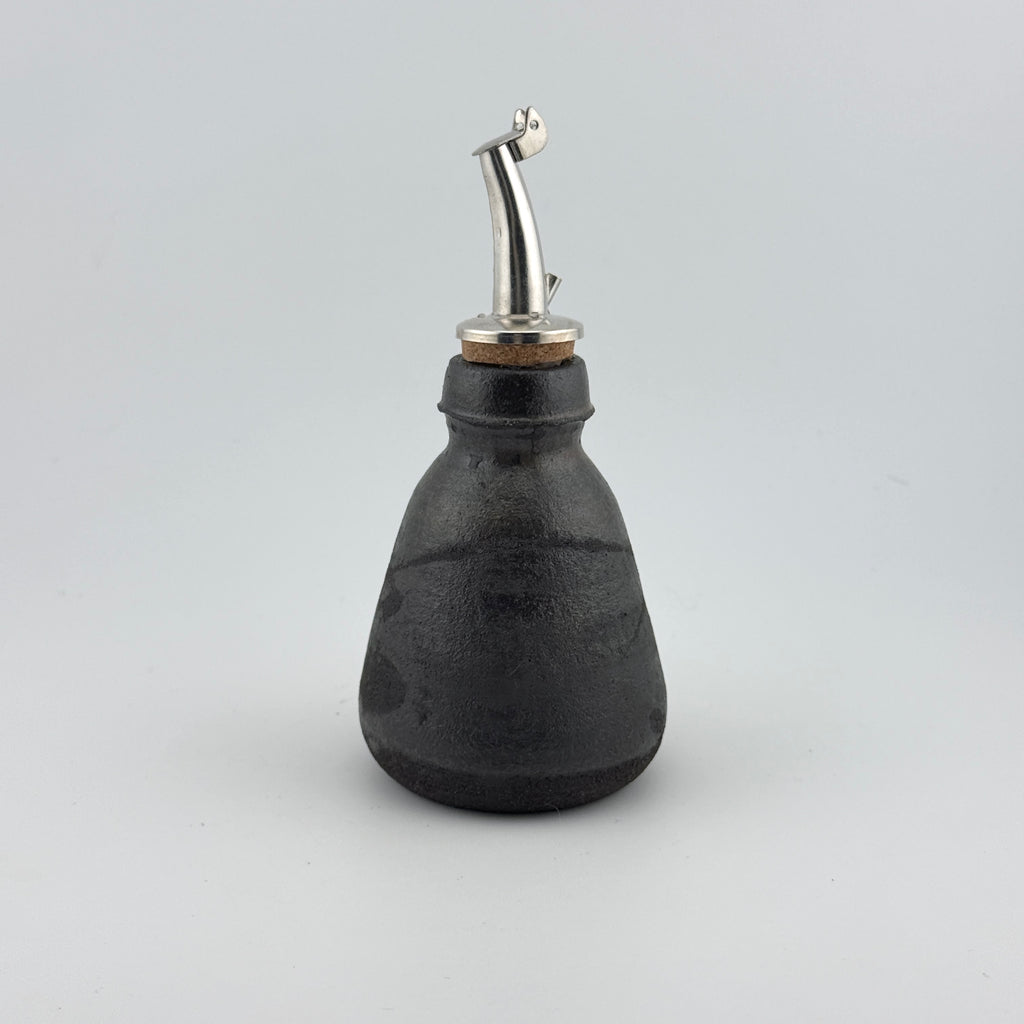 Bouteille à soja Shôyu-sashi en grès noir – Shino Matcha