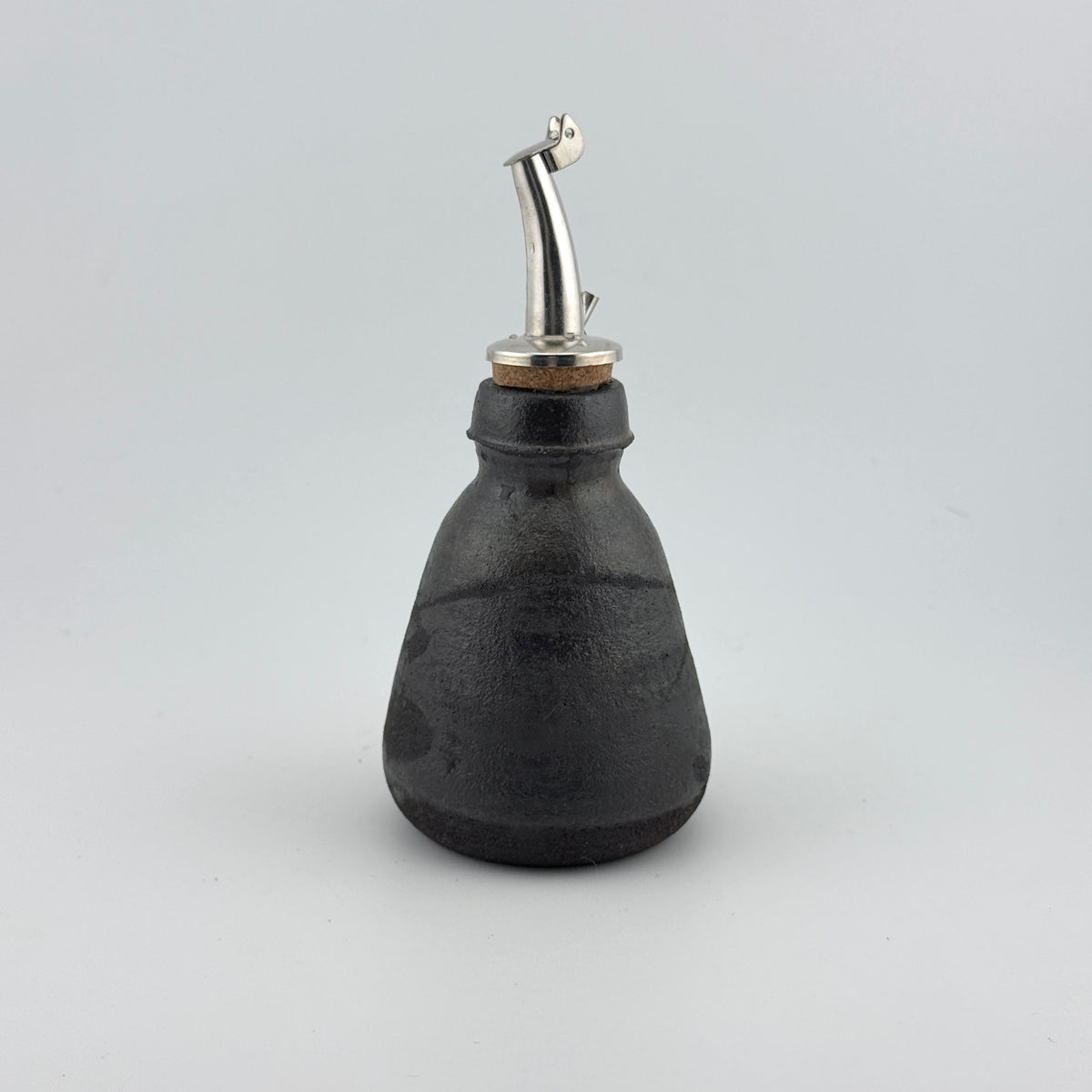 Bouteille à soja Shôyu-sashi en grès noir – Shino Matcha