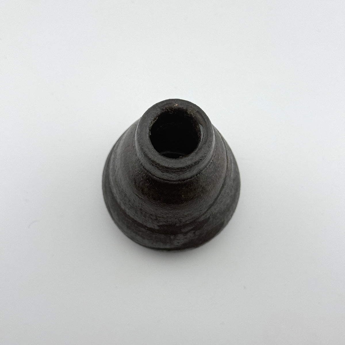 Bouteille à soja Shôyu-sashi en grès noir – Shino Matcha