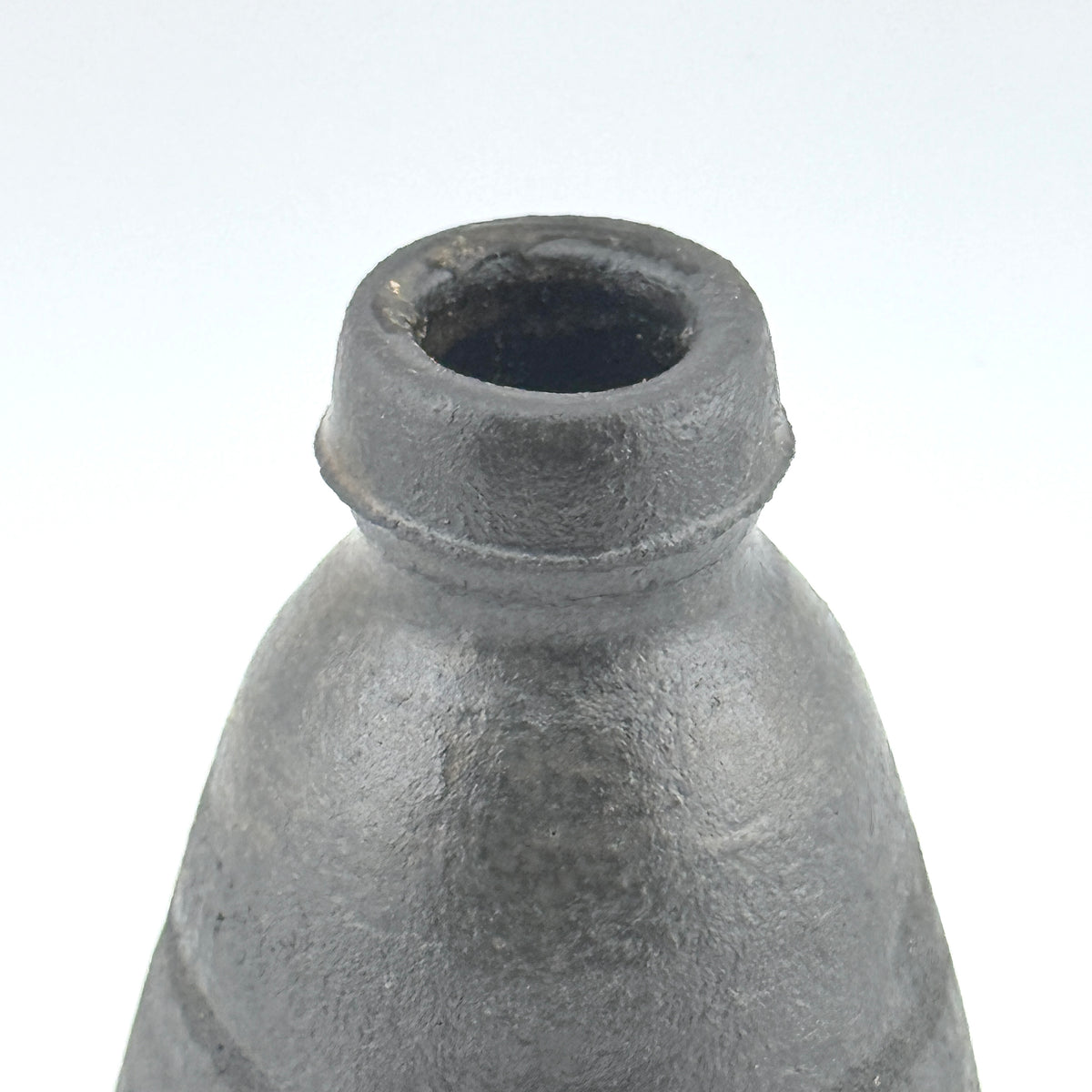 Bouteille à soja Shôyu-sashi en grès noir – Shino Matcha