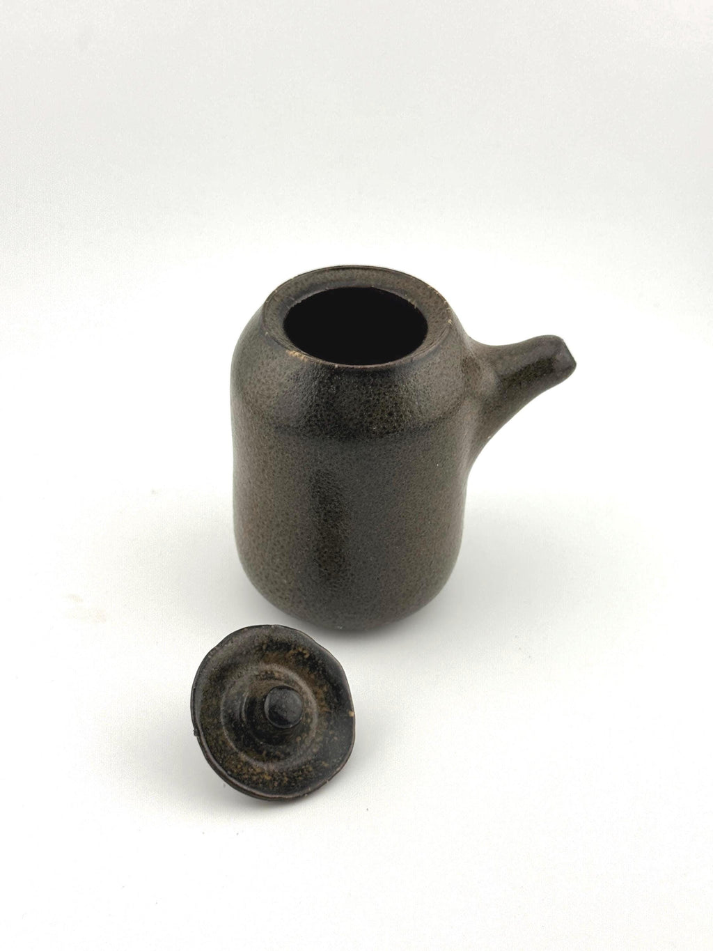 Shōyu Sashi en porcelaine Bone China, émail Moka aux nuances vertes et effets minéraux, Terres.me.