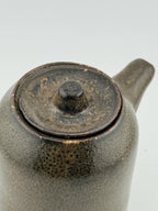 Petit verseur japonais Shōyu Sashi en porcelaine faite main, émail de cendre vert profond, Terres.me.