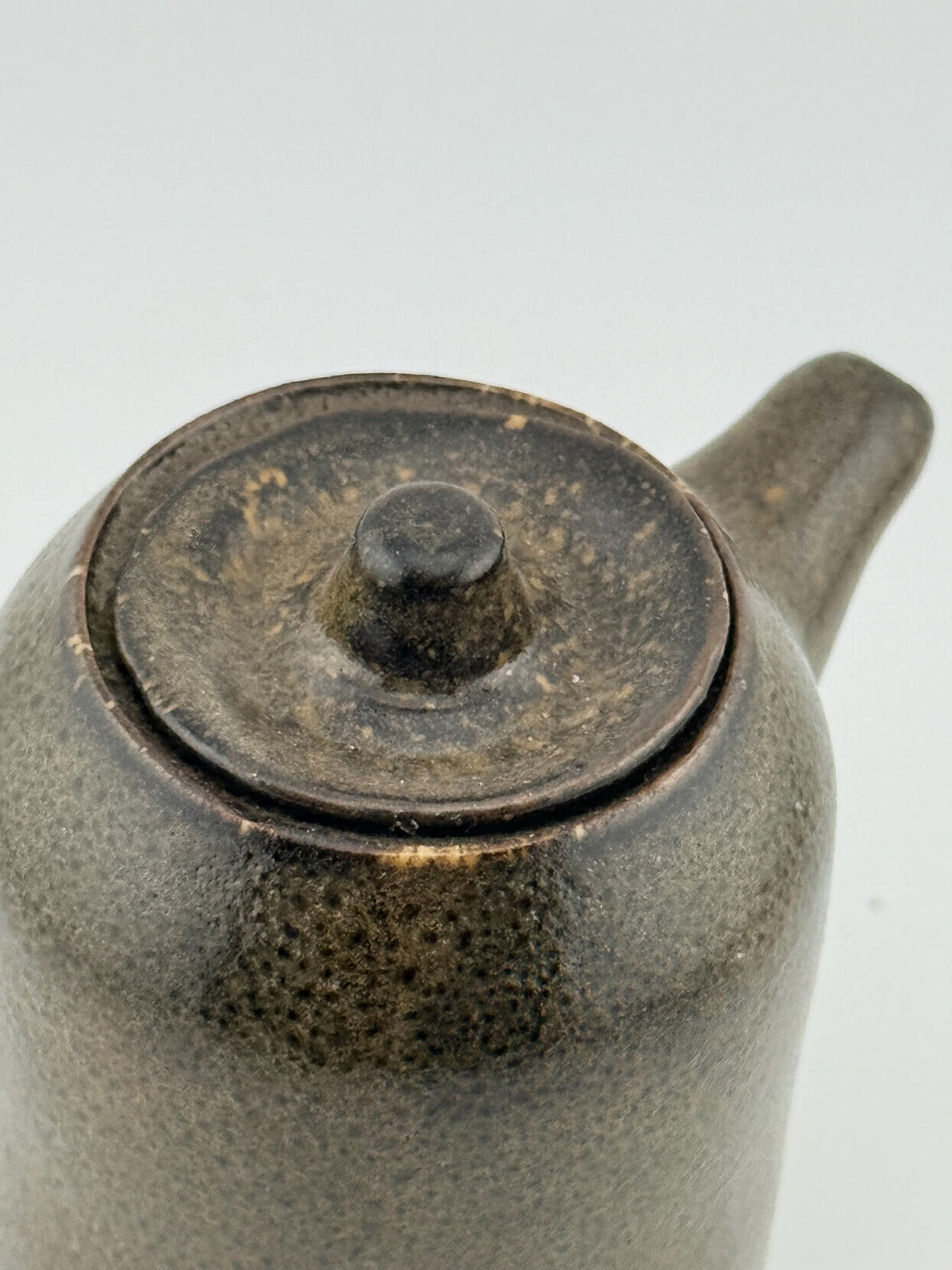 Petit verseur japonais Shōyu Sashi en porcelaine faite main, émail de cendre vert profond, Terres.me.