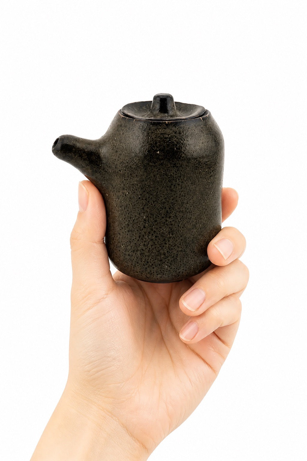 Shōyu Sashi en porcelaine Bone China et émail Moka vert profond, présenté dans une main, Terres.me.