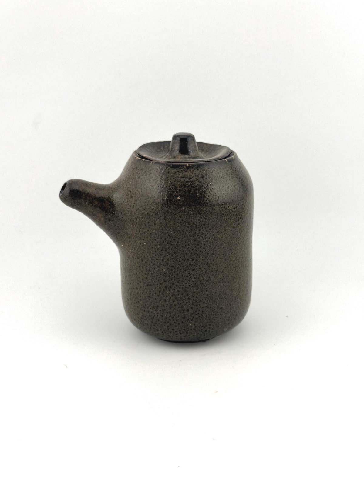 Shōyu Sashi artisanal en porcelaine Bone China, émail Moka vert profond moucheté, création Terres.me.