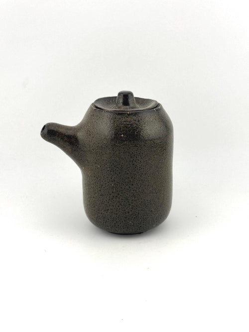 Shōyu Sashi artisanal en porcelaine Bone China, émail Moka vert profond moucheté, création Terres.me.