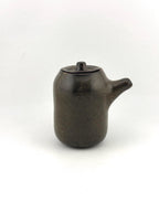 Verseur Shōyu Sashi en porcelaine émaillée vert profond, céramique wabi-sabi artisanale Terres.me.