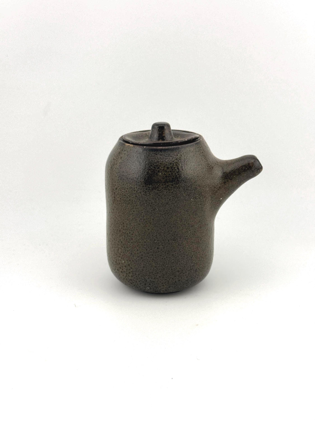 Verseur Shōyu Sashi en porcelaine émaillée vert profond, céramique wabi-sabi artisanale Terres.me.