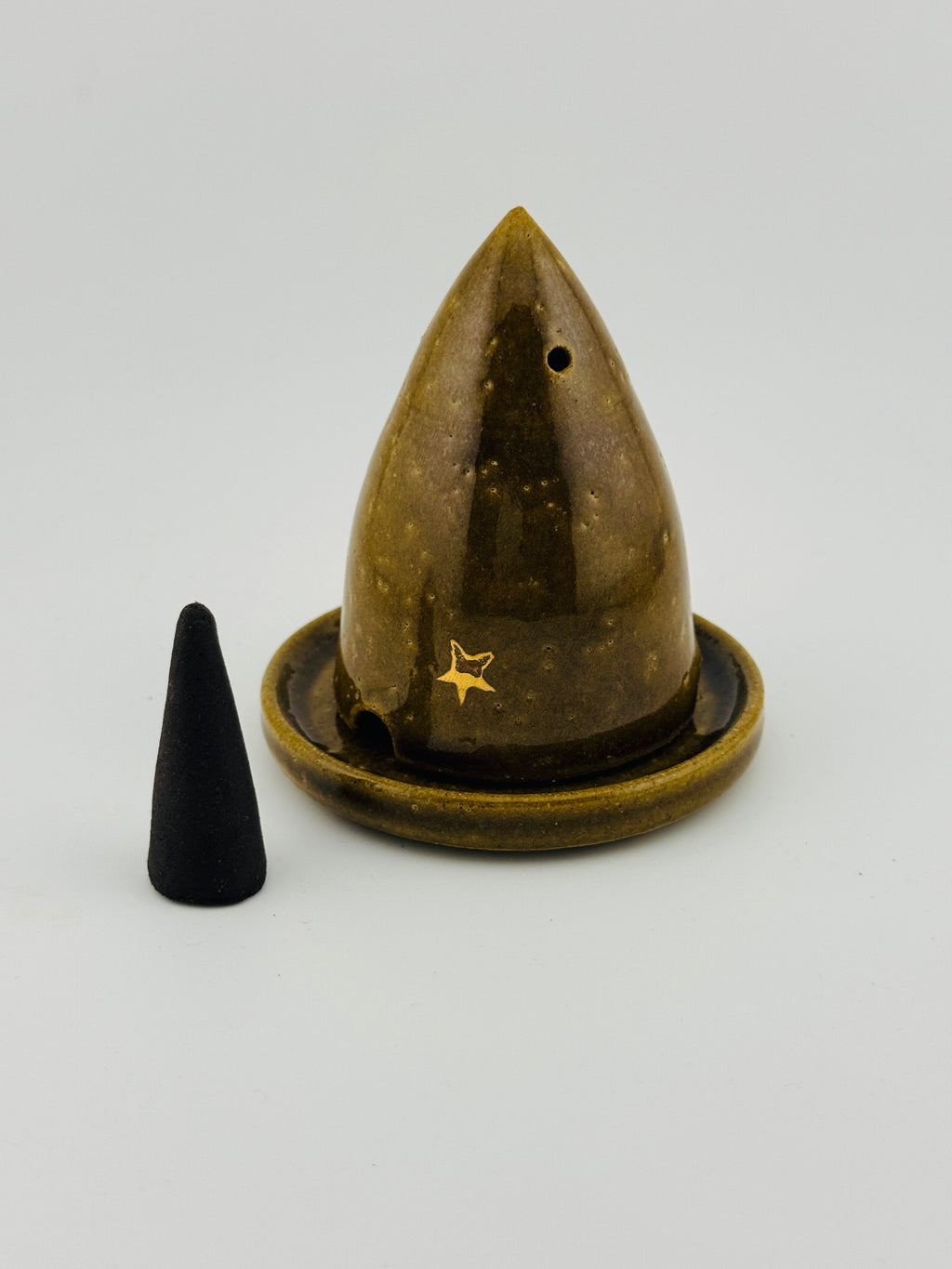 Brûle-encens Miel en céramique avec encens posé à côté, grès rouge de récolte de l’Estérel, Terres.me.