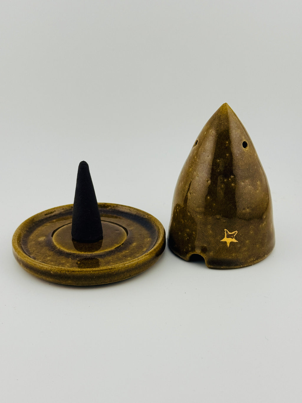 Brûle-encens Miel en grès de l’Estérel présenté en situation, objet de rituel artisanal Terres.me.