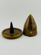 Brûle-encens Miel en grès de l’Estérel présenté en situation, objet de rituel artisanal Terres.me.