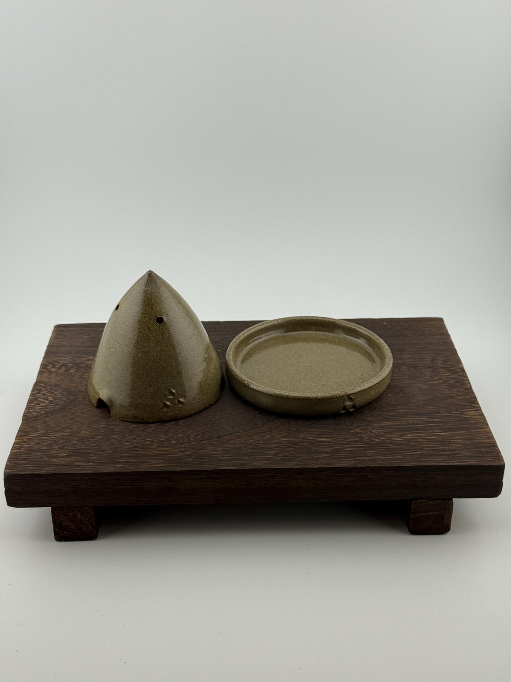 Objet de rituel artisanal en grès rouge de Bourgogne, brûle-encens Moka aux lignes sobres, Terres.me.