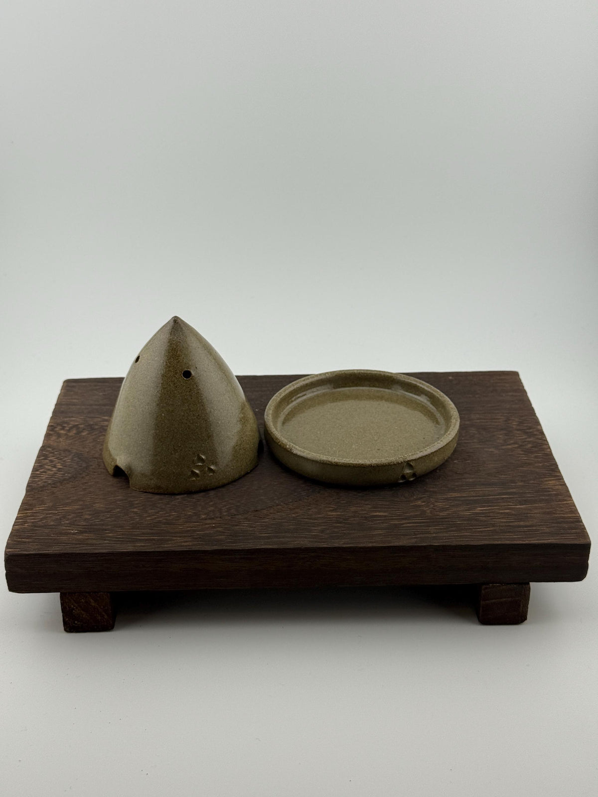 Objet de rituel artisanal en grès rouge de Bourgogne, brûle-encens Moka aux lignes sobres, Terres.me.