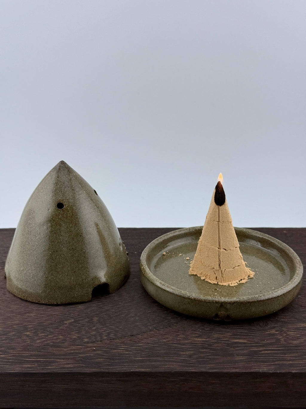 Diffuseur d’encens artisanal en grès rouge de Bourgogne, design minimaliste Moka, Terres.me.