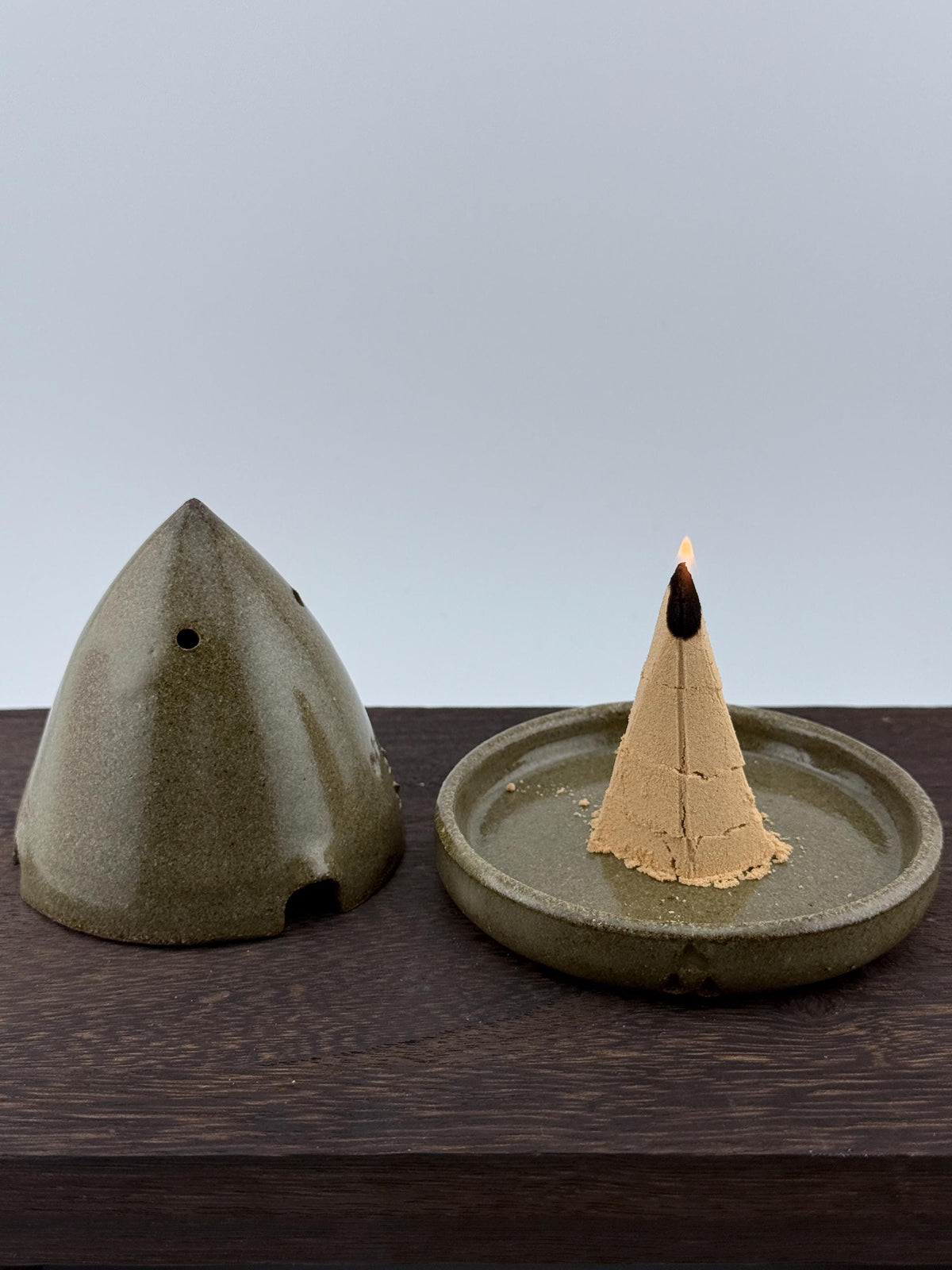 Diffuseur d’encens artisanal en grès rouge de Bourgogne, design minimaliste Moka, Terres.me.