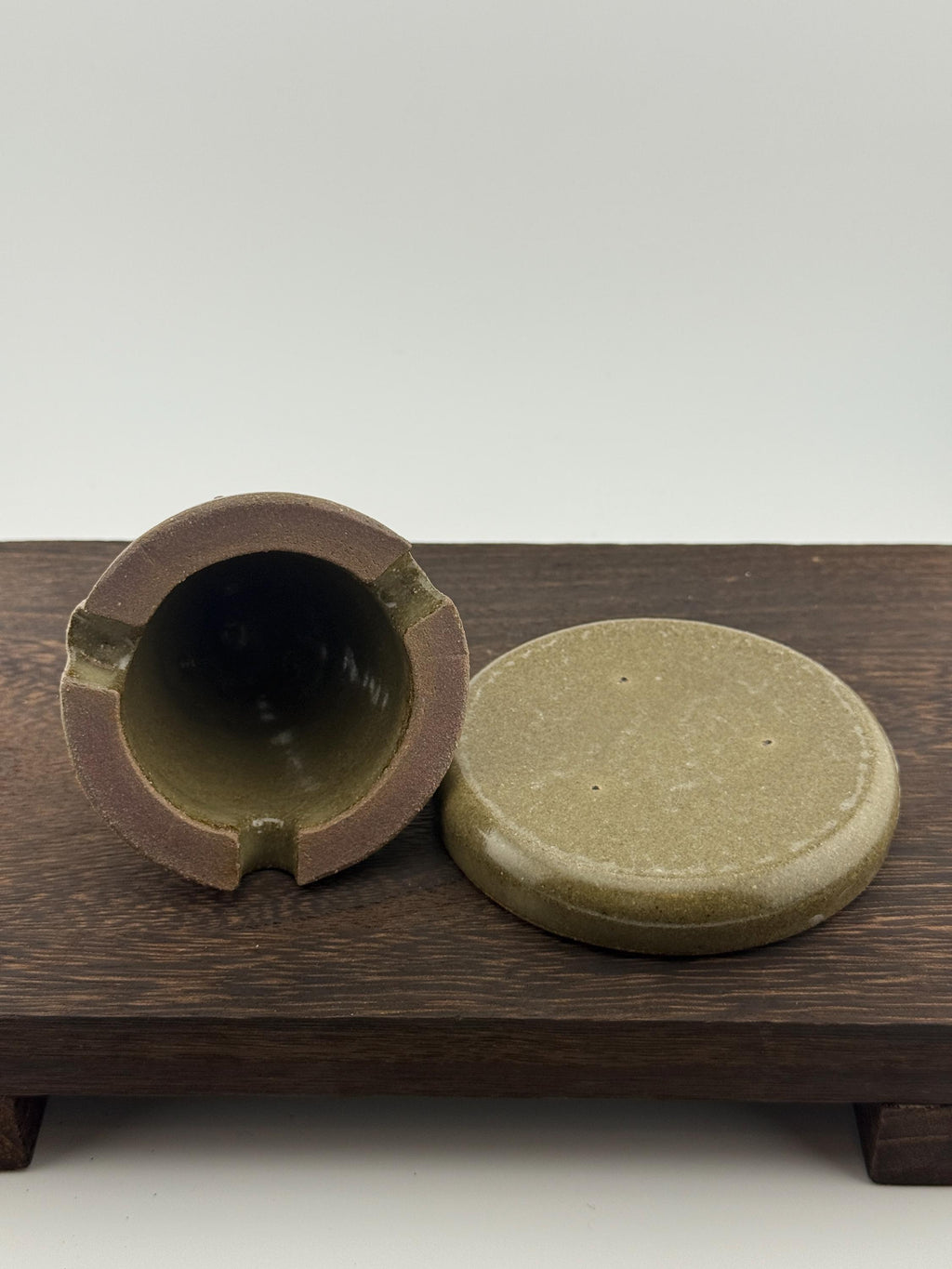Brûle-encens Moka en grès rouge façonné à la main, pièce unique de l’atelier Terres.me.