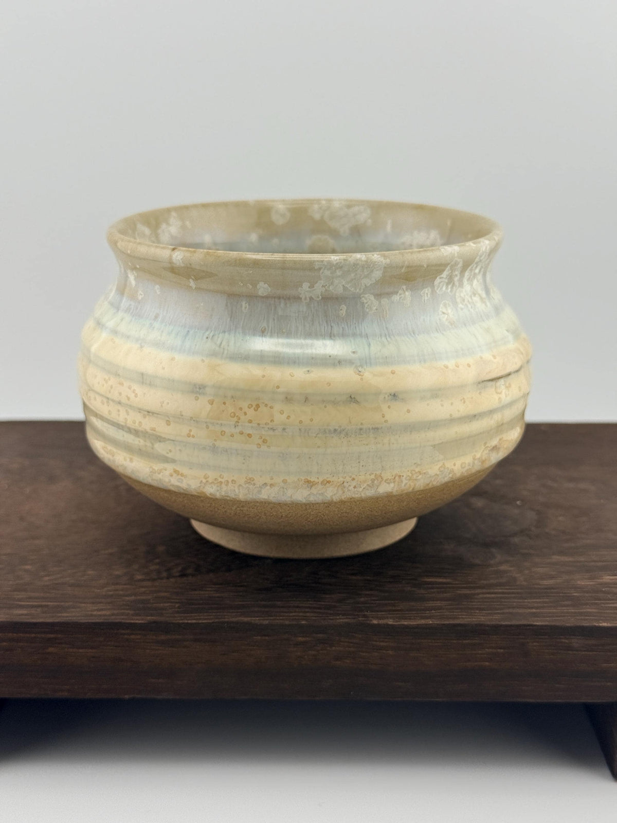 Cache-pot en grès caramel Toffee à effet cristallisé, vue 4 sur 10, céramique wabi-sabi façonnée à la main par Terresme.