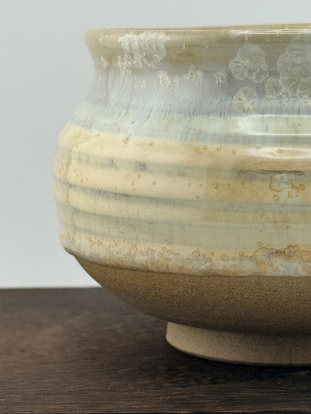 Cache-pot en grès caramel Toffee à effet cristallisé, vue 5 sur 10, céramique wabi-sabi façonnée à la main par Terresme.