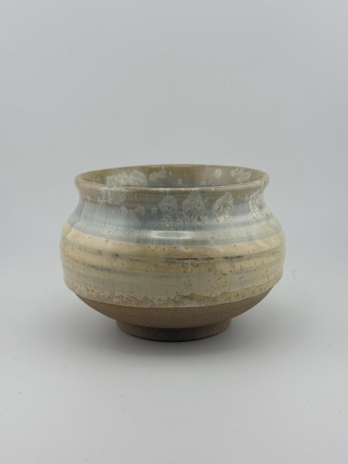 Cache-pot en grès caramel Toffee à effet cristallisé, vue 6 sur 10, céramique wabi-sabi façonnée à la main par Terresme.