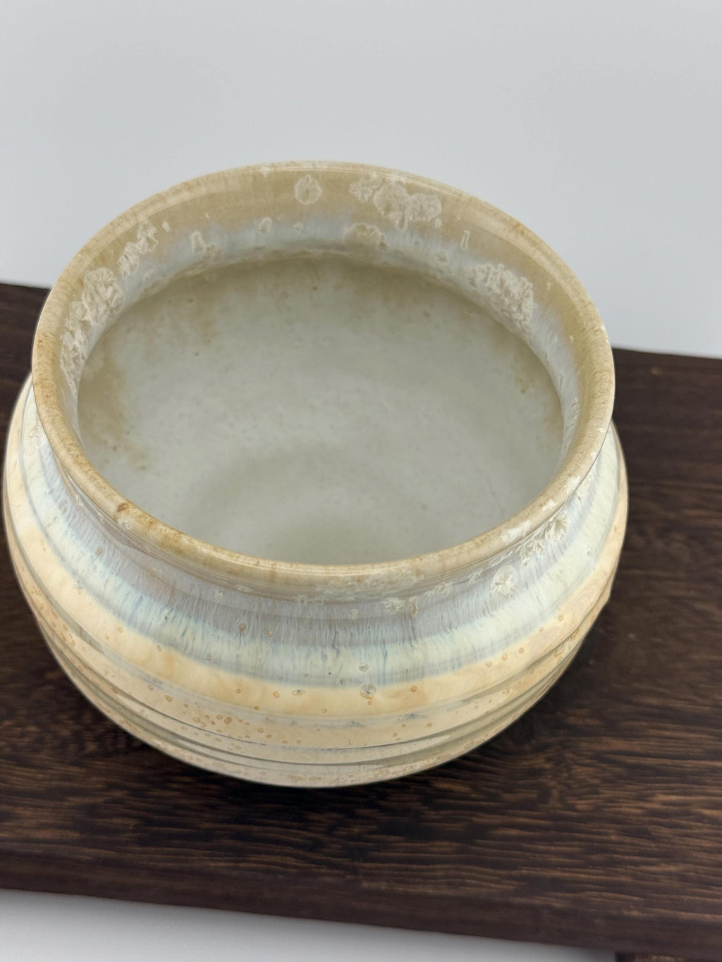 Cache-pot en grès caramel Toffee à effet cristallisé, vue 7 sur 10, céramique wabi-sabi façonnée à la main par Terresme.