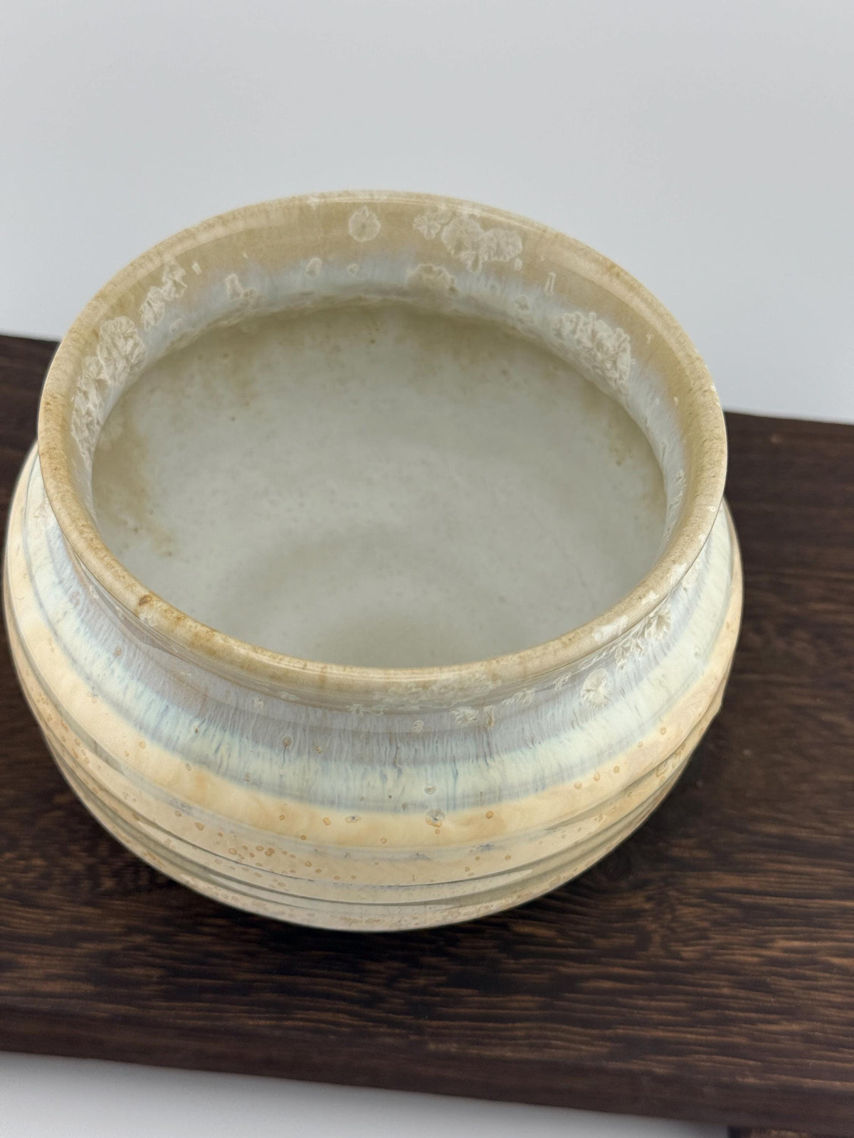 Cache-pot en grès caramel Toffee à effet cristallisé, vue 7 sur 10, céramique wabi-sabi façonnée à la main par Terresme.