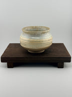 Cache-pot en grès caramel Toffee à effet cristallisé, vue 8 sur 10, céramique wabi-sabi façonnée à la main par Terresme.