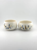 Bol à thé en porcelaine blanche décor sometsuke au cobalt, fait main par Terresme — vue 1 sur 10.