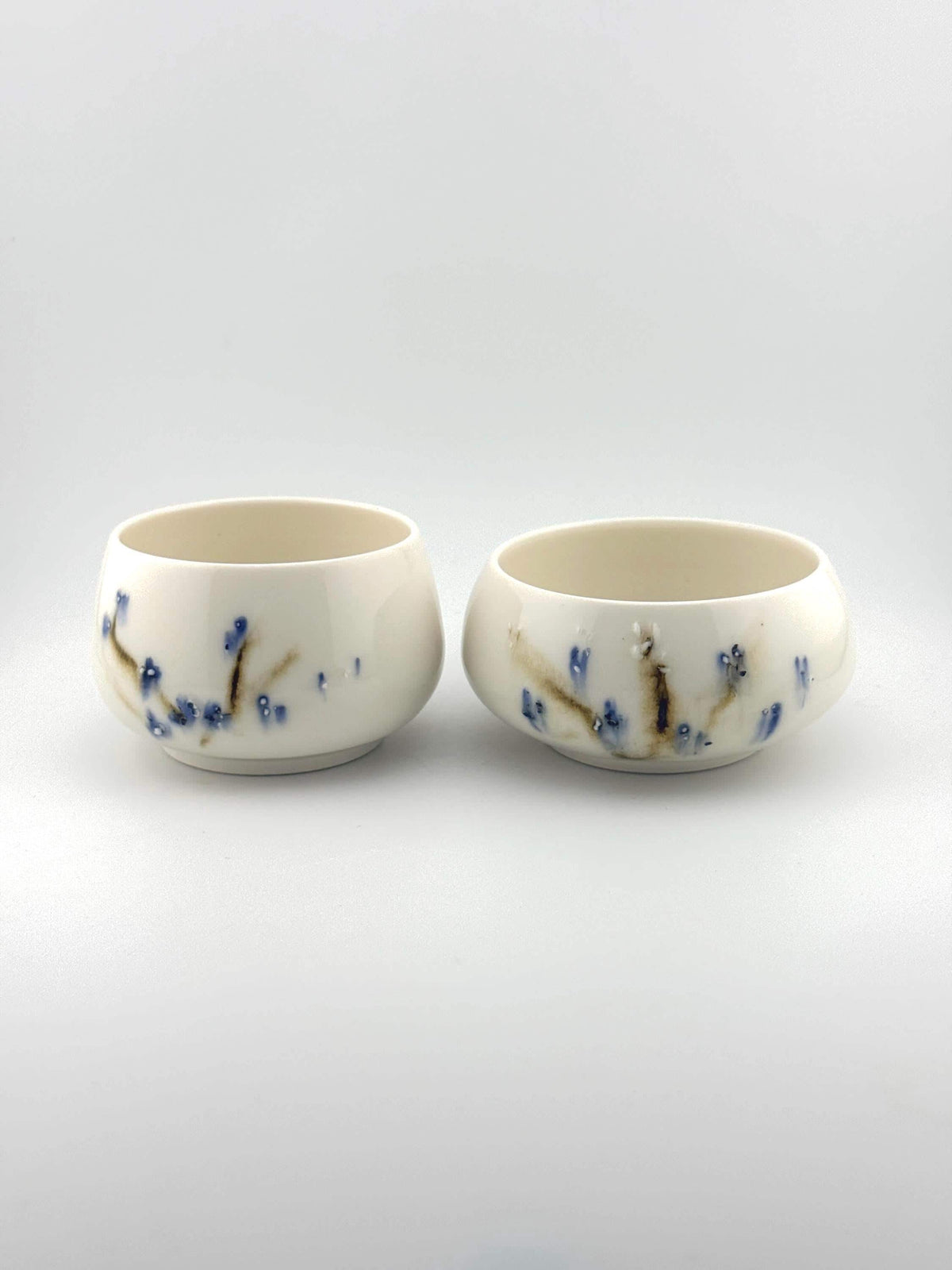 Bol à thé en porcelaine blanche décor sometsuke au cobalt, fait main par Terresme — vue 1 sur 10.