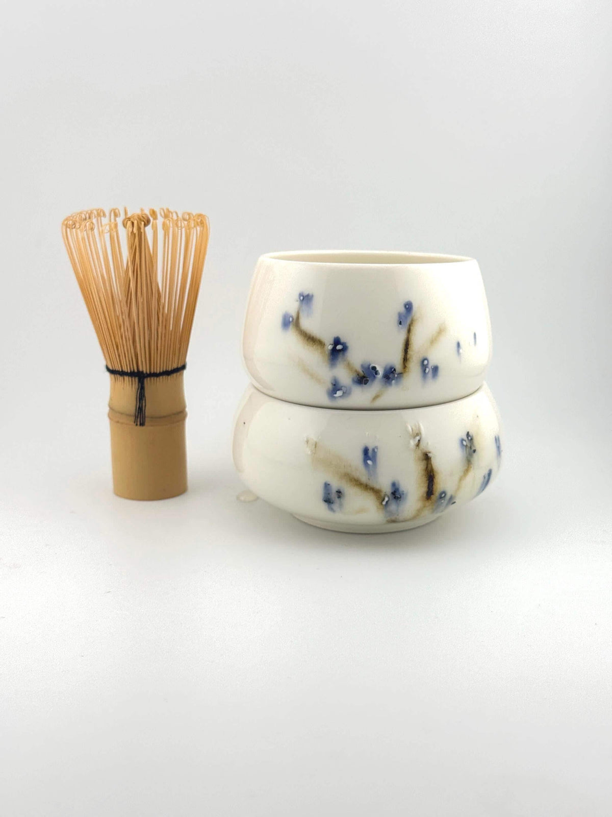 Chawan "Bol à thé" en porcelaine blanche décor sometsuke au cobalt, fait main par Terresme — vue 4 sur 10.
