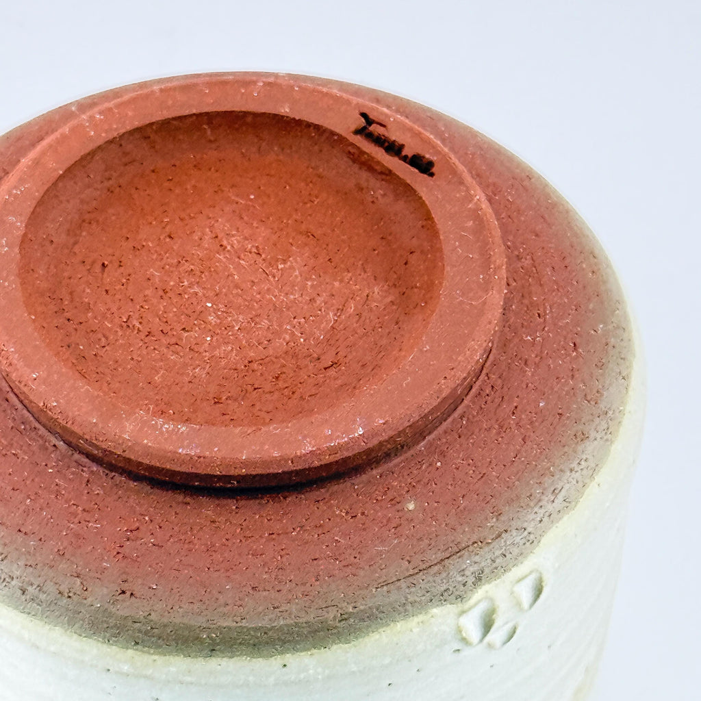 Chawan artisanal en terre rouge de l’Estérel, émail crème et pied laissé brut – Terres.me