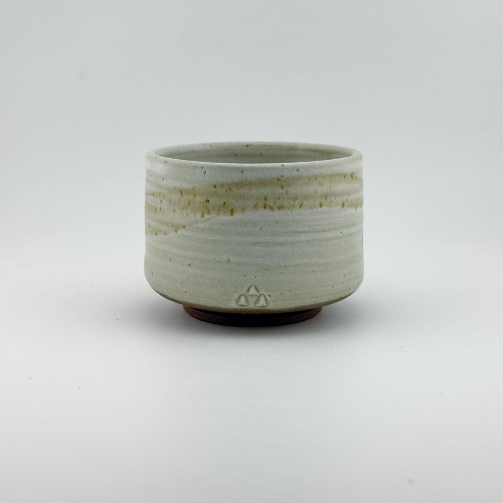 Chawan artisanal en terre rouge de l’Estérel, émail crème et pied laissé brut – Terres.me
