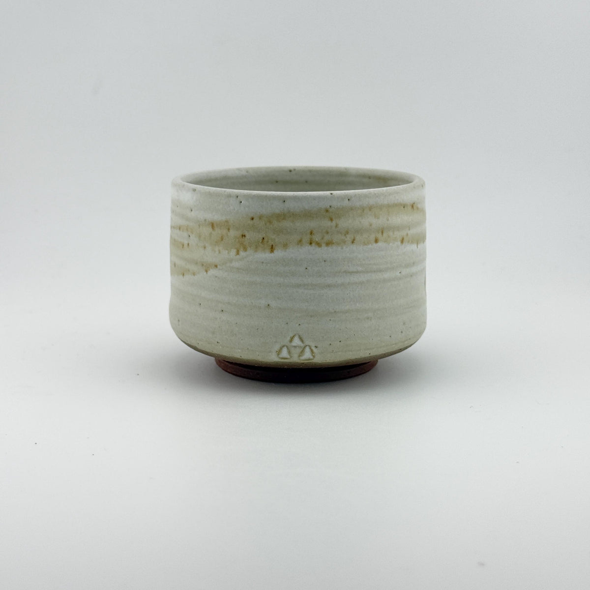 Chawan artisanal en terre rouge de l’Estérel, émail crème et pied laissé brut – Terres.me