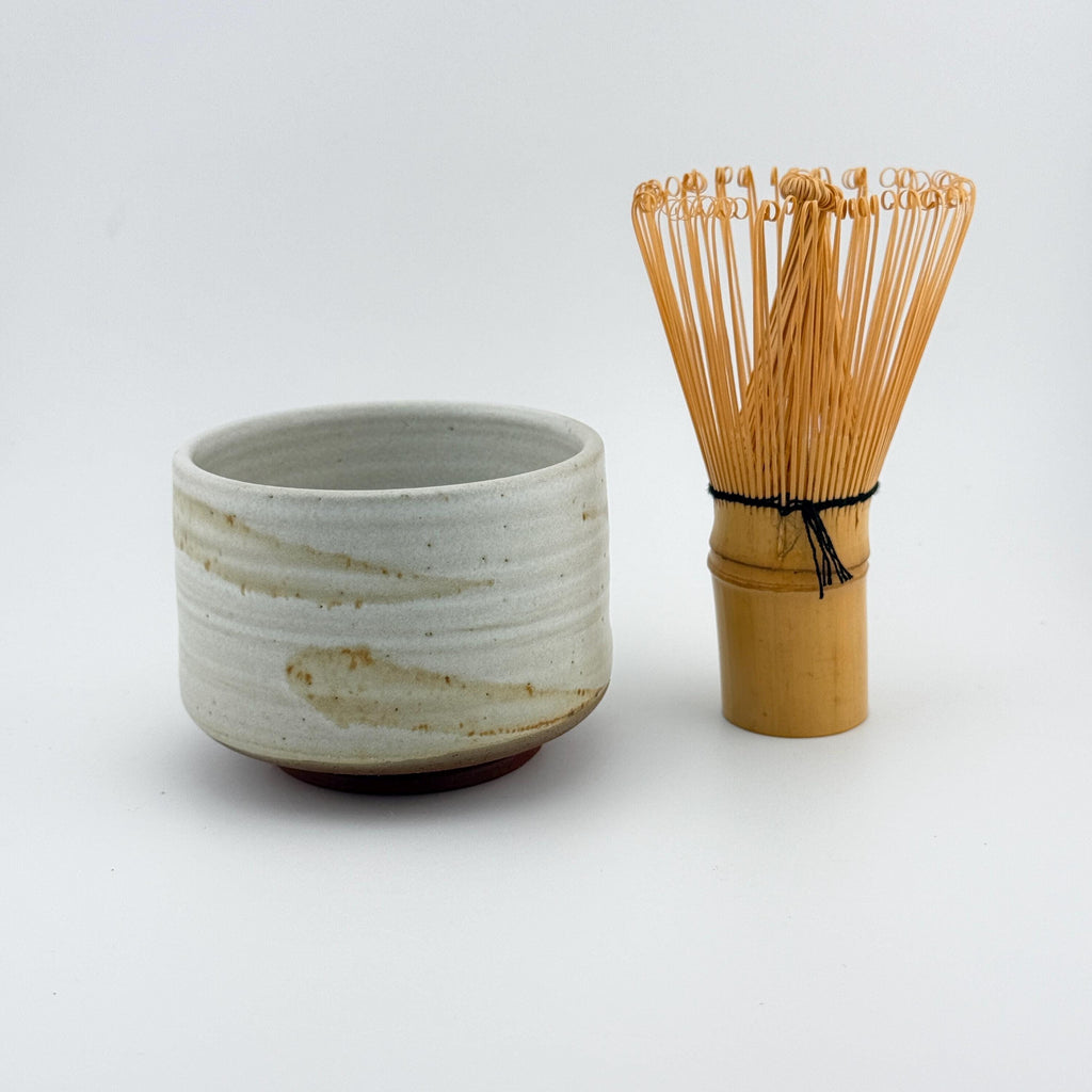 Chawan artisanal en terre rouge de l’Estérel, émail crème et pied laissé brut – Terres.me