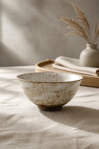 Chawan wabi-sabi en grès au sable de Sardaigne, vue 4 sur 10, détail de sa texture minérale.