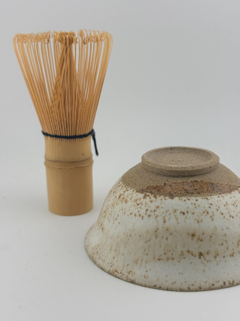 Chawan wabi-sabi en grès au sable de Sardaigne, vue 5 sur 10, détail de son bord irrégulier.