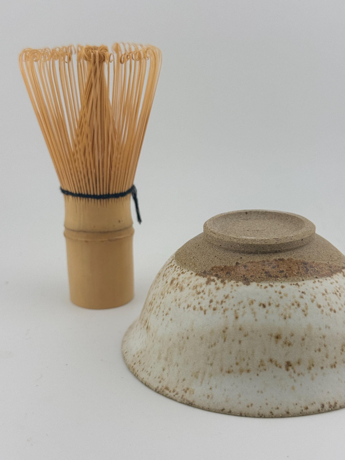Chawan wabi-sabi en grès au sable de Sardaigne, vue 5 sur 10, détail de son bord irrégulier.