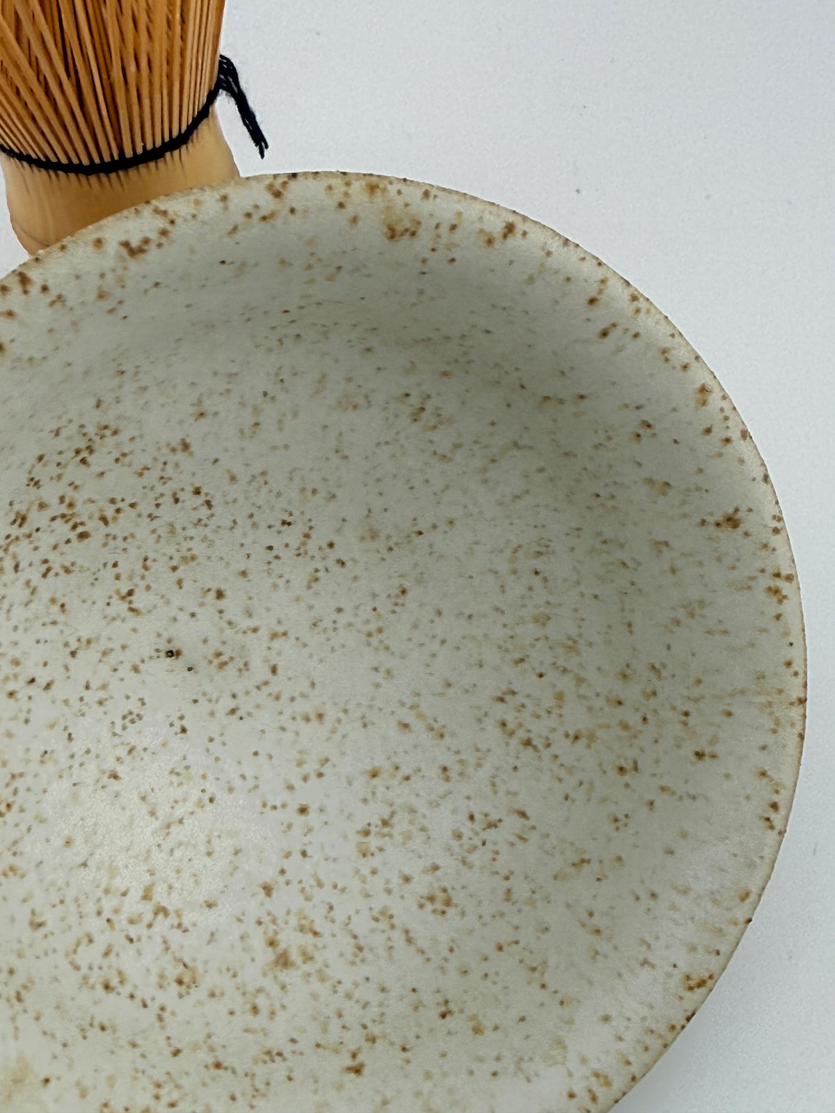 Chawan wabi-sabi en grès au sable de Sardaigne, vue 6 sur 10, détail de son pied tourné.