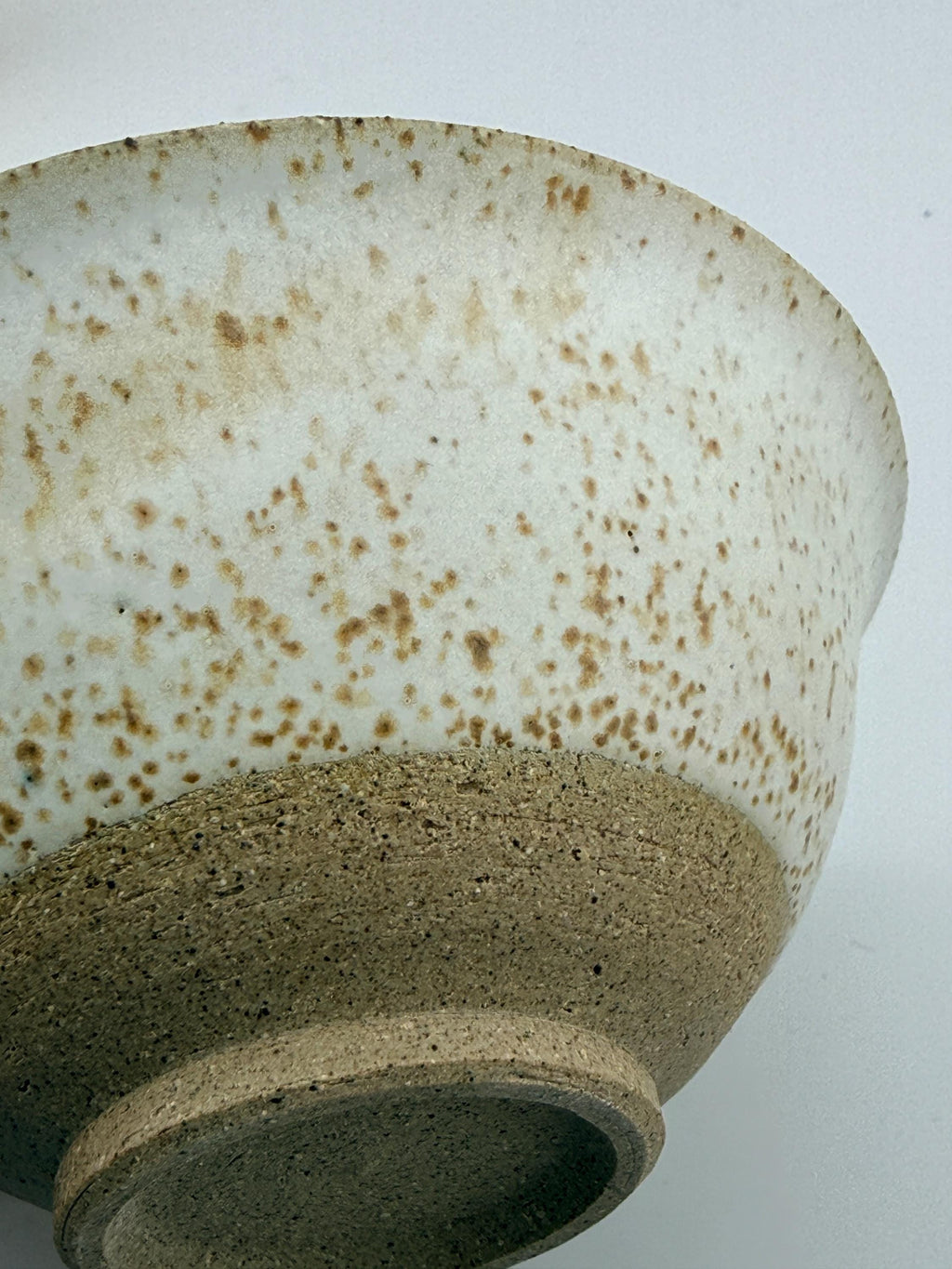 Chawan wabi-sabi en grès au sable de Sardaigne, vue 8 sur 10, mise en scène dans un univers japandi.