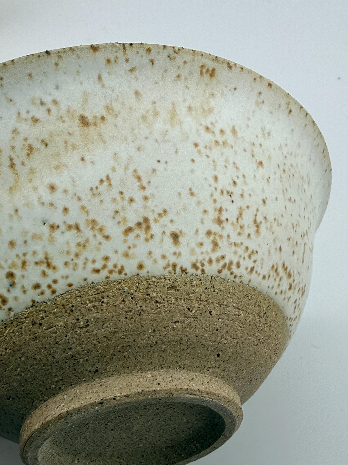 Chawan wabi-sabi en grès au sable de Sardaigne, vue 8 sur 10, mise en scène dans un univers japandi.