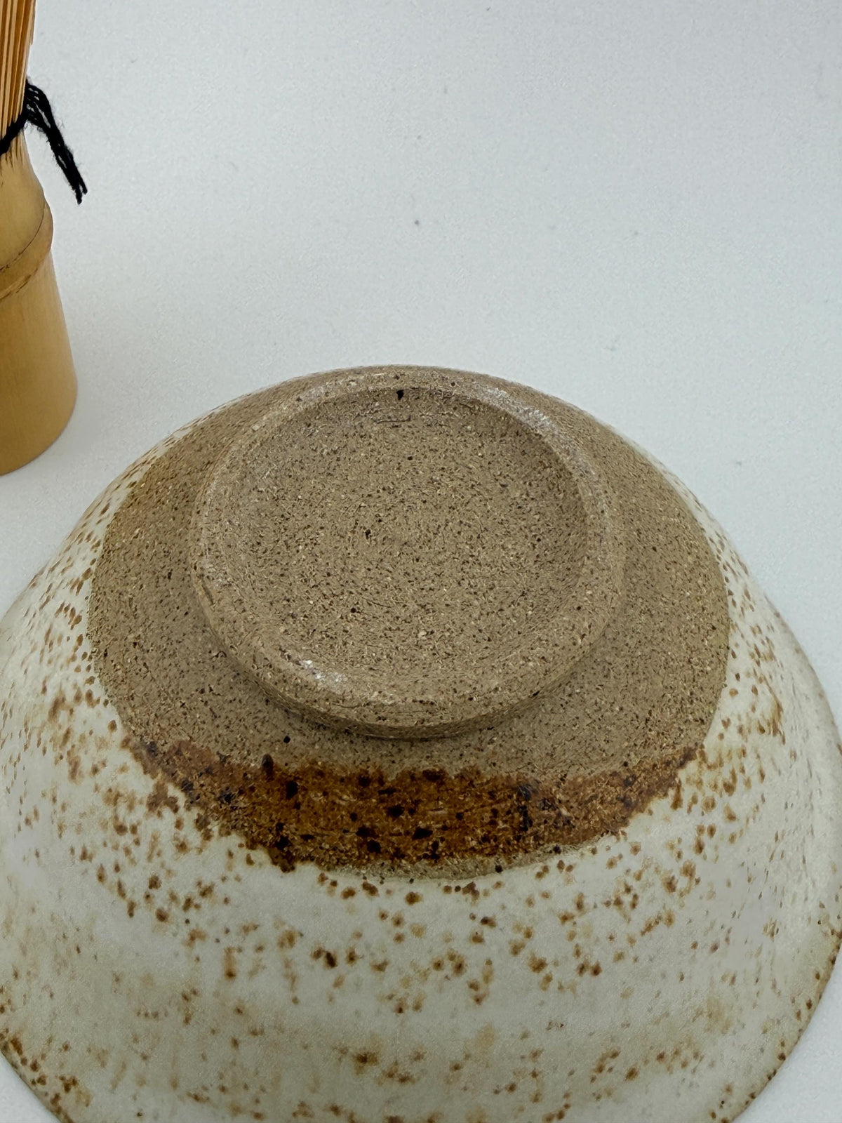 Chawan wabi-sabi en grès au sable de Sardaigne, détail du pied tournassé de l’émail et des nuances sableuses.