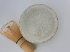 Bol Chawan wabi-sabi en grès au sable de Sardaigne, montrant l'intérieur du bol.