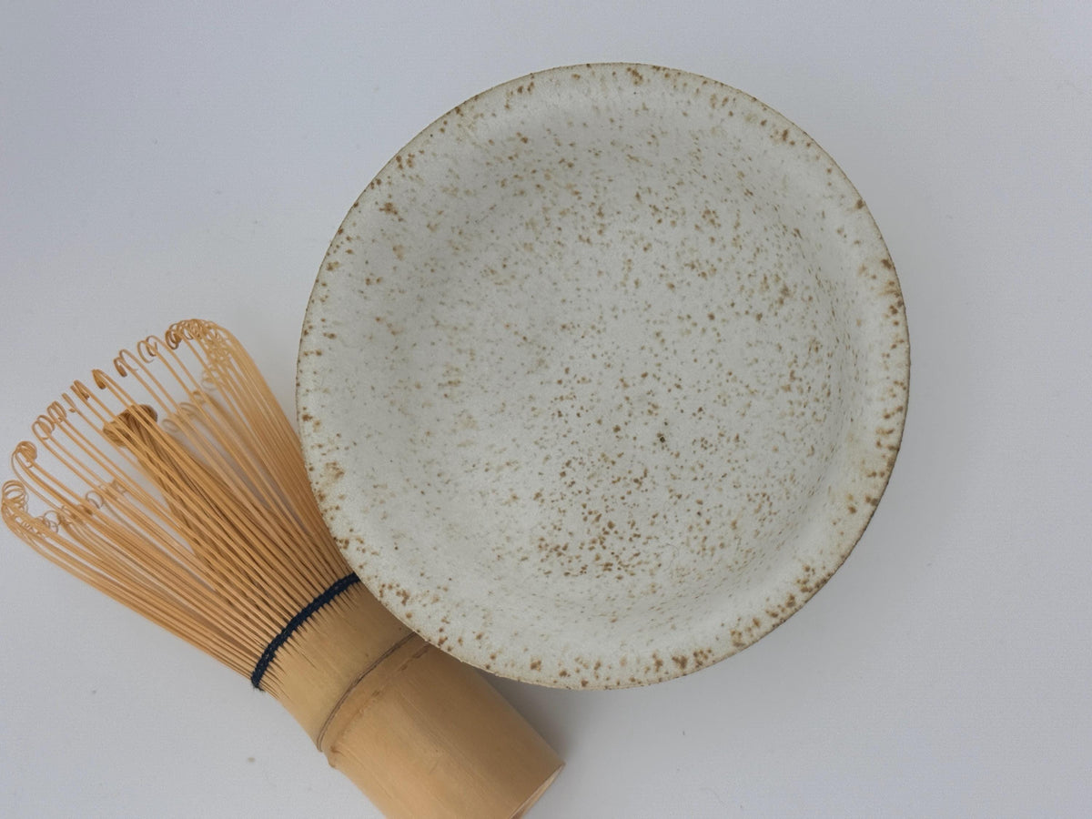 Bol Chawan wabi-sabi en grès au sable de Sardaigne, montrant l'intérieur du bol.