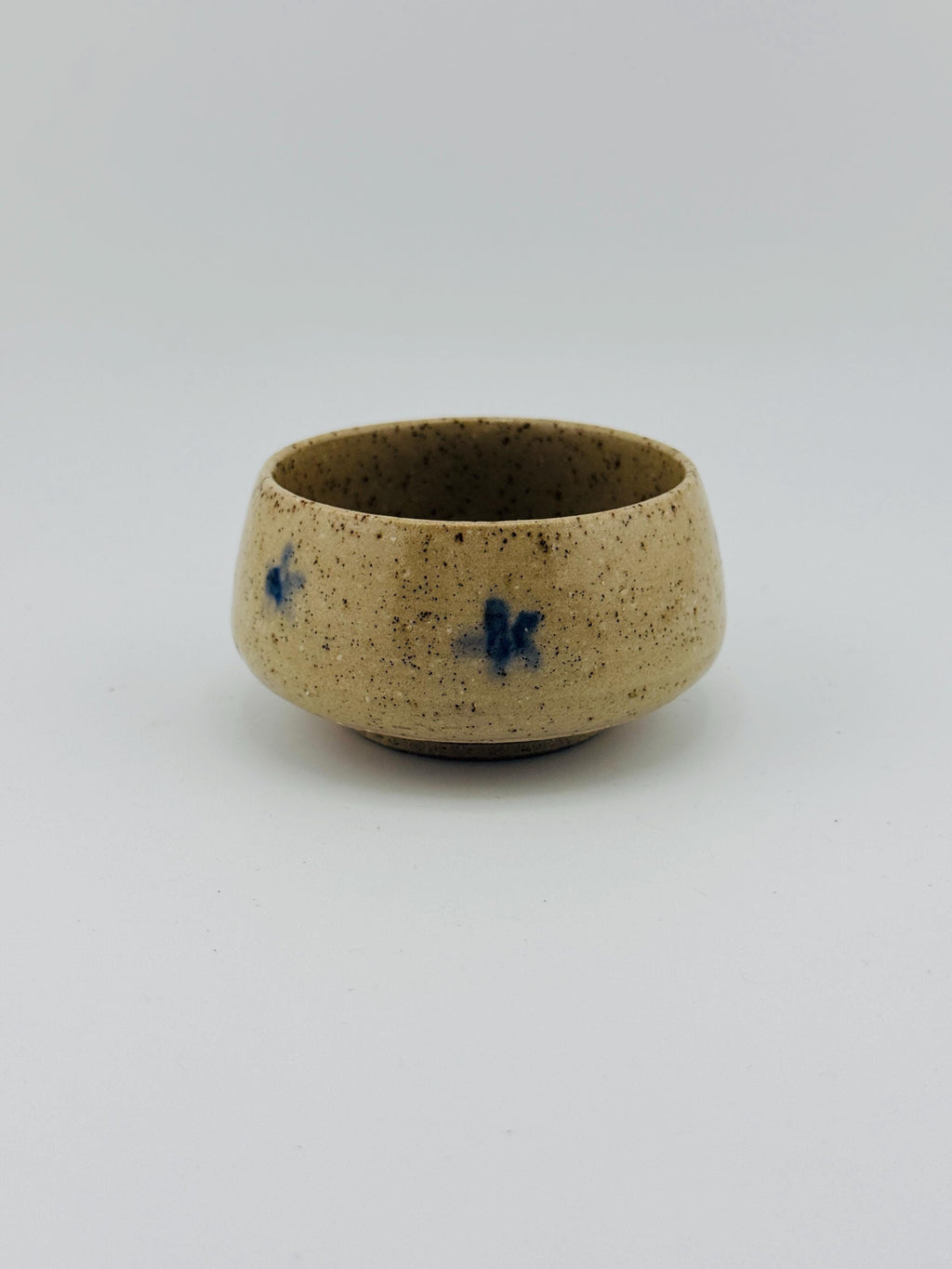 Chawan matcha GOZU en grès Saint-Amand, décor cobalt et émail Izara, fait main par Terresme — vue 3 sur 10.