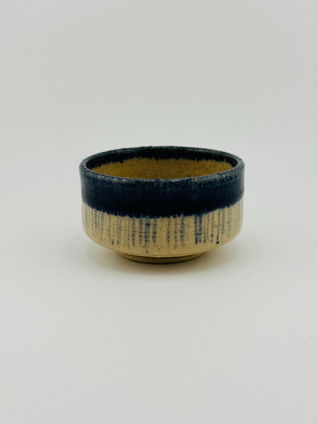 Chawan matcha GOZU en grès Saint-Amand, décor cobalt et émail Izara, fait main par Terresme — vue 4 sur 10.