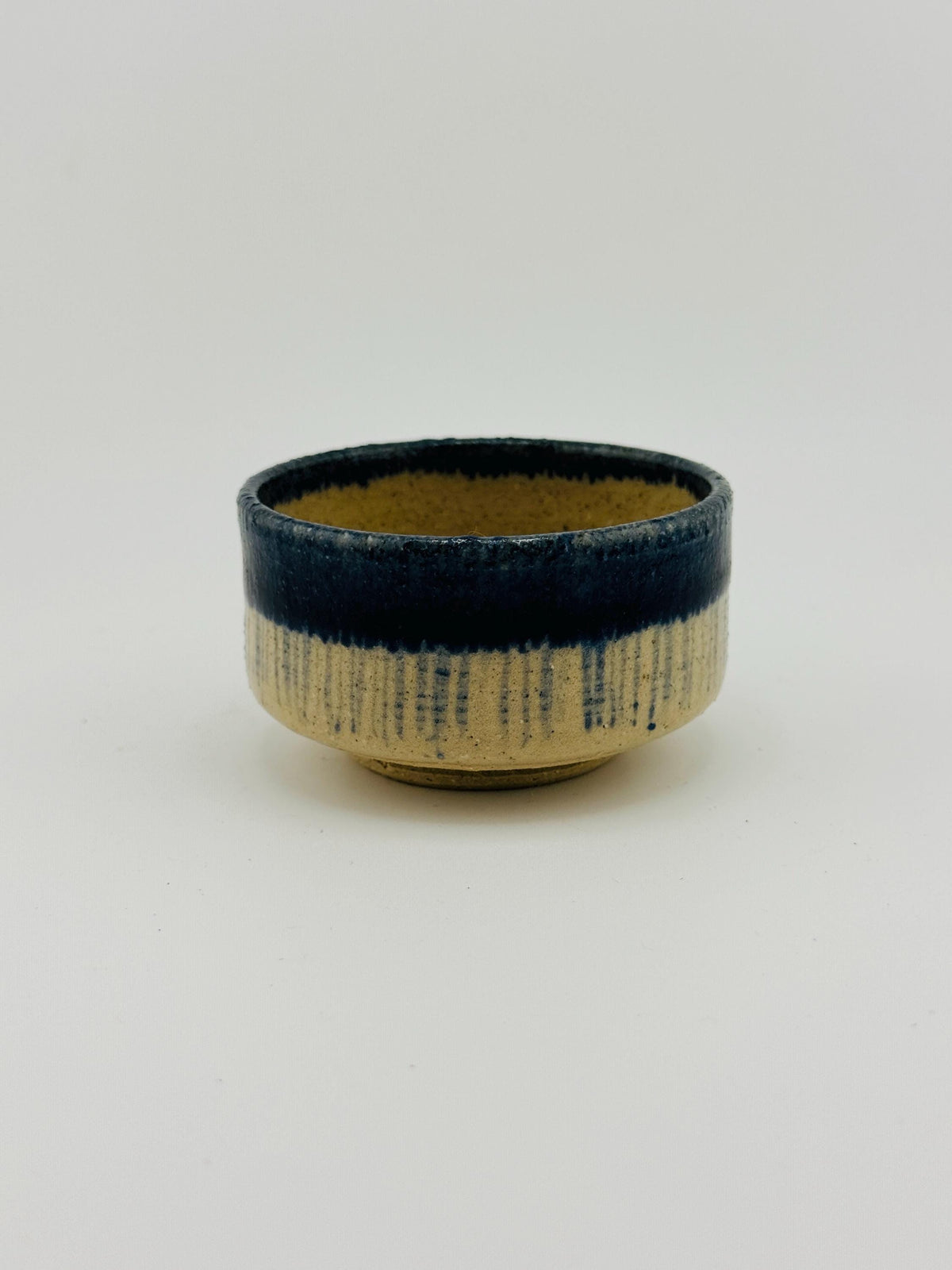Chawan matcha GOZU en grès Saint-Amand, décor cobalt et émail Izara, fait main par Terresme — vue 4 sur 10.