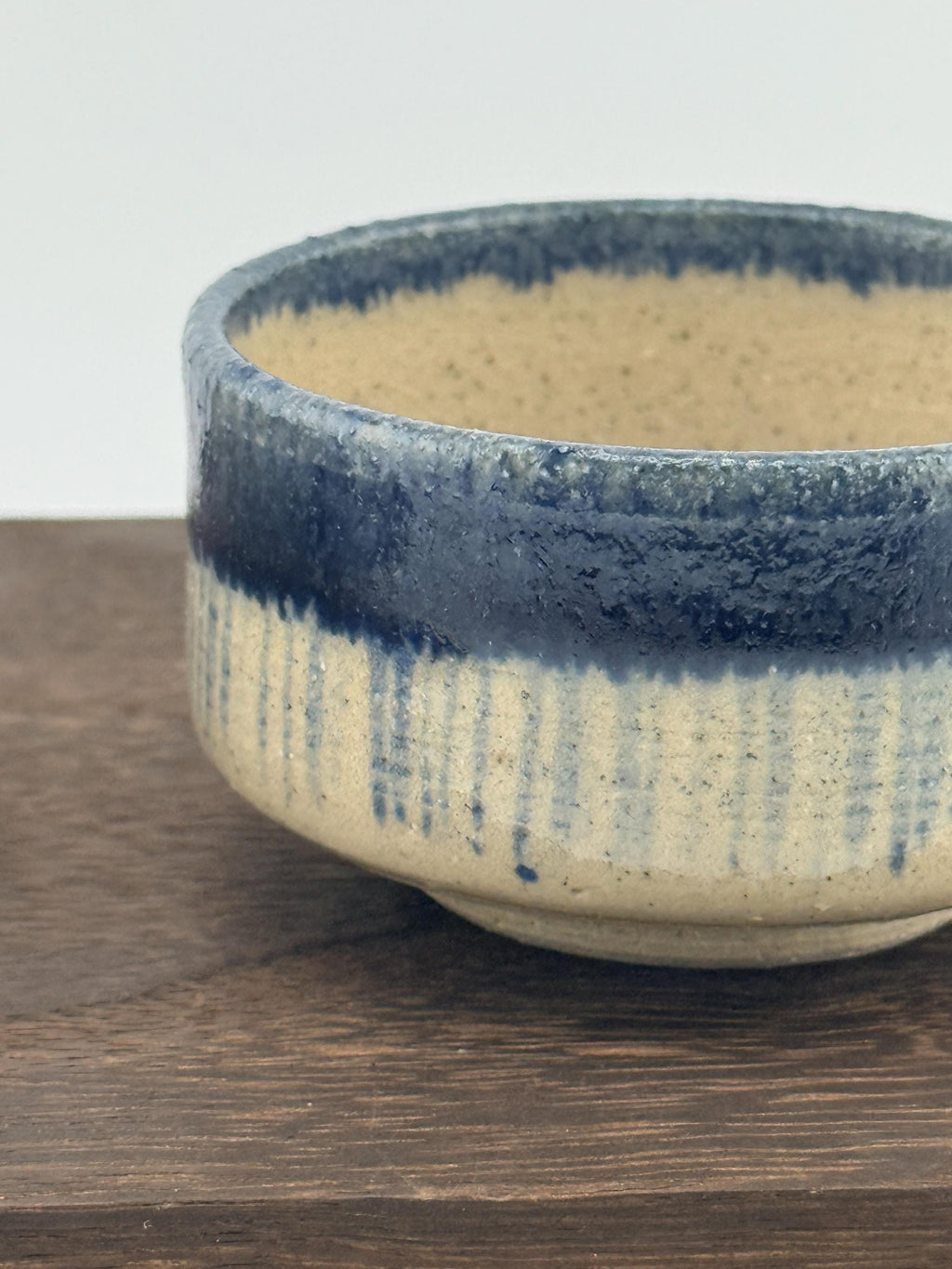 Chawan matcha GOZU en grès Saint-Amand, décor cobalt et émail Izara, fait main par Terresme — vue 5 sur 10.