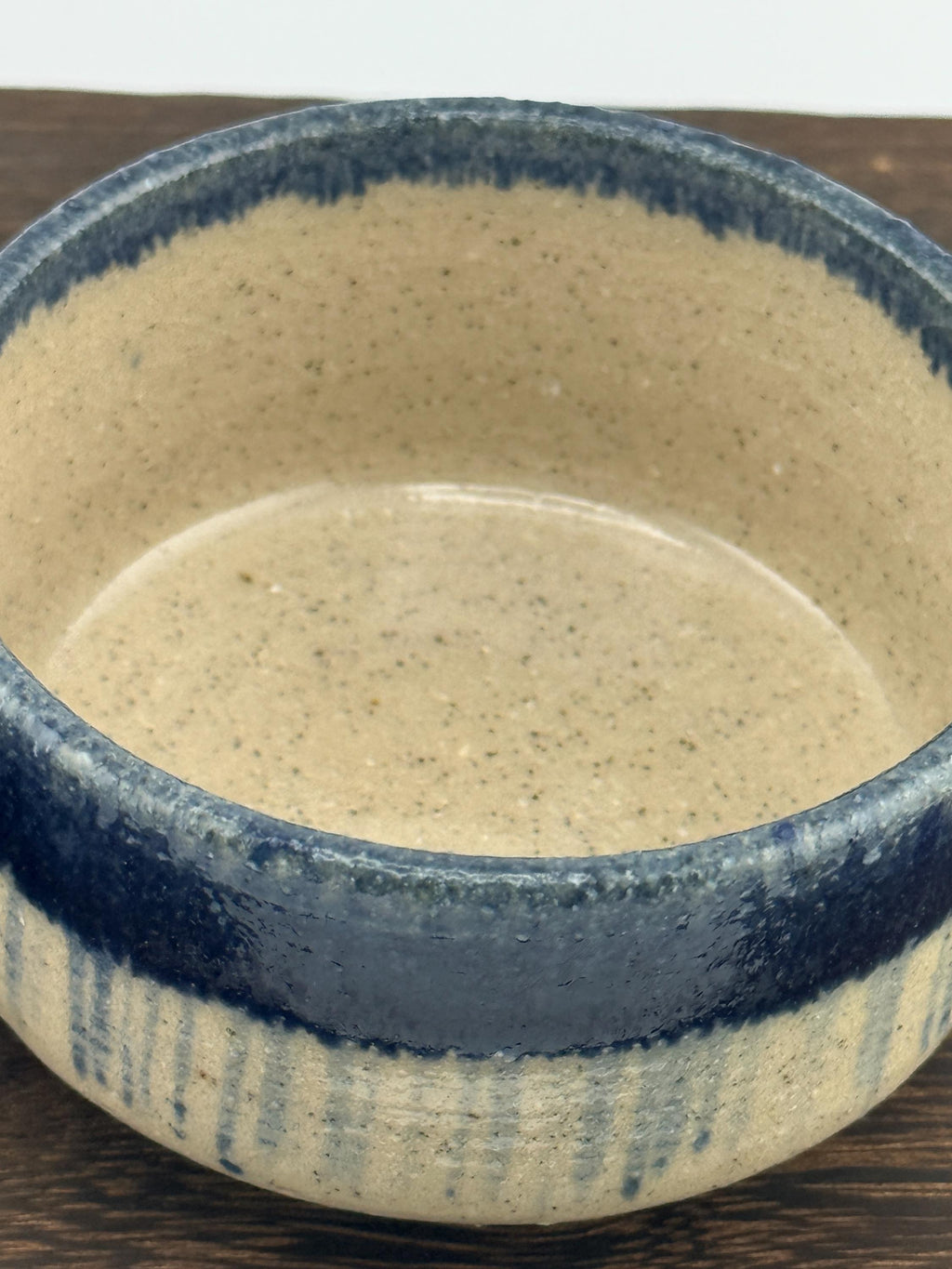 Chawan matcha GOZU en grès Saint-Amand, décor cobalt et émail Izara, fait main par Terresme — vue 6 sur 10.