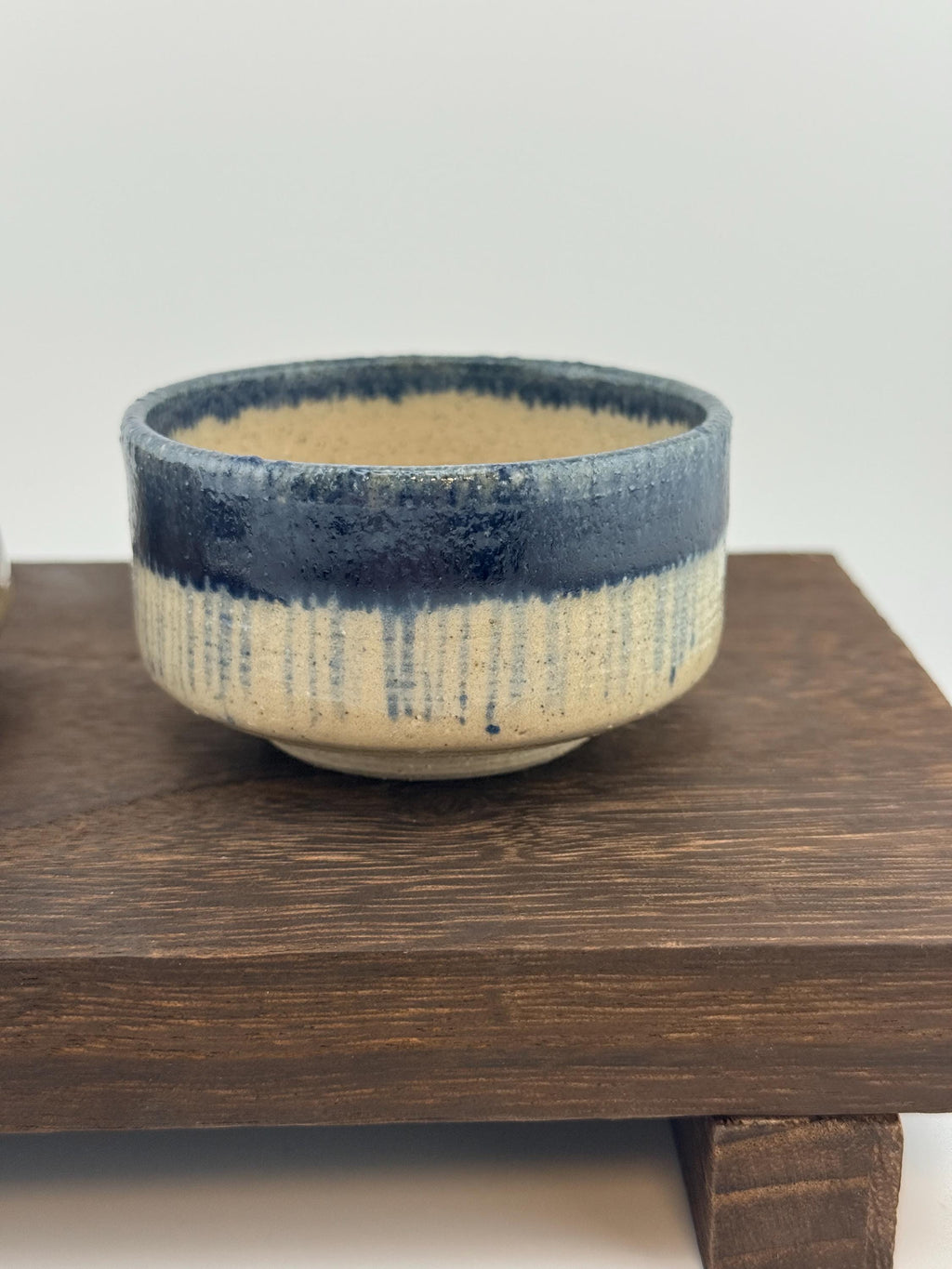 Chawan matcha GOZU en grès Saint-Amand, décor cobalt et émail Izara, fait main par Terresme — vue 7 sur 10.