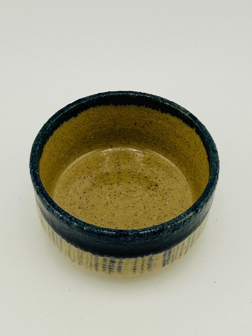 Chawan matcha GOZU en grès Saint-Amand, décor cobalt et émail Izara, fait main par Terresme — vue 8 sur 10.
